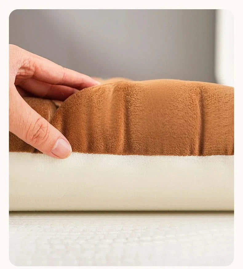 Cat Bed, Bee Shape, Soft Plush, Yellow/Brown, Fluffy Accents, Playful Nest