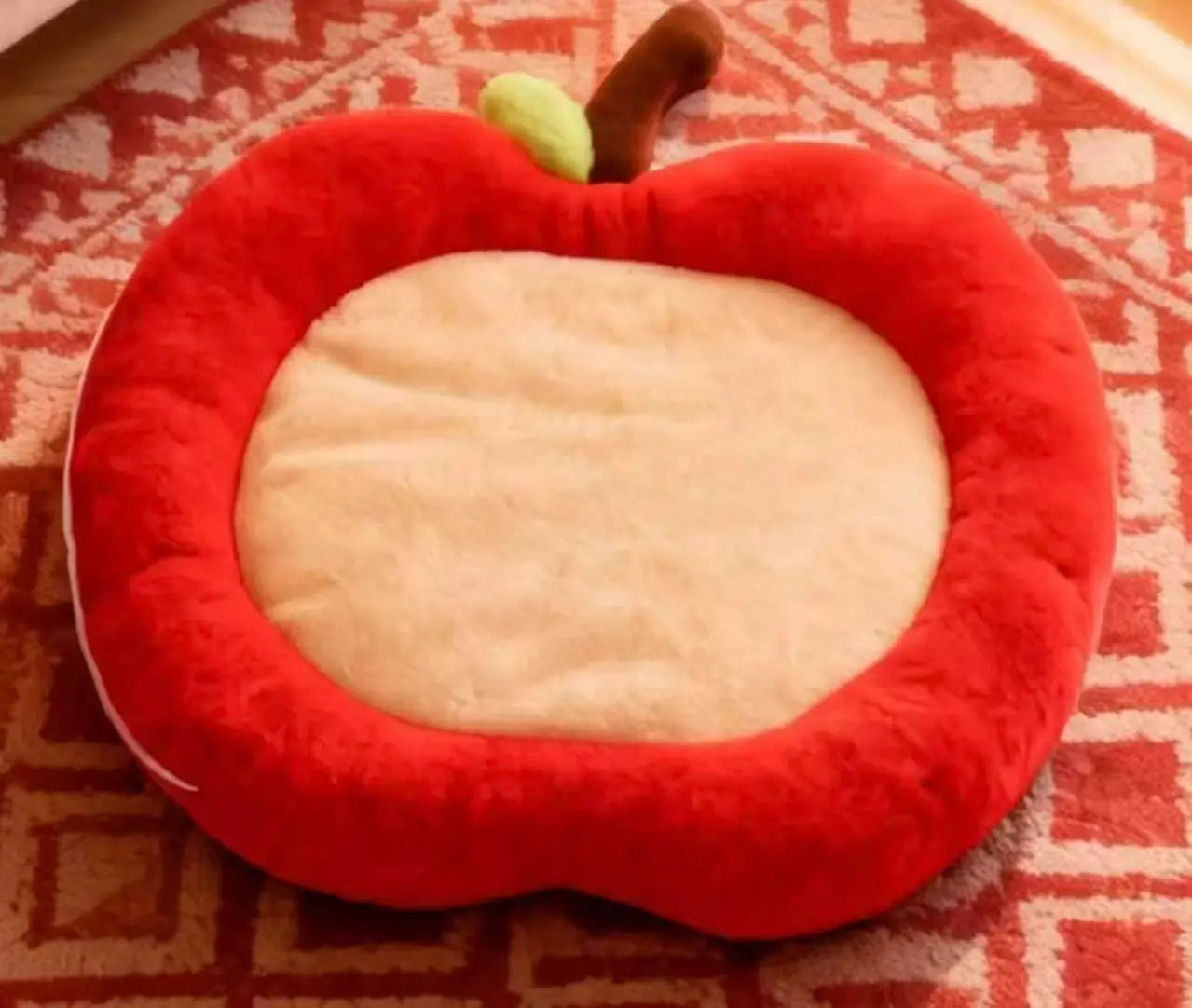 Apple-Shaped Cat Bed: Cozy Rest, Plush Surface, Lucky Theme (Red-Beige)